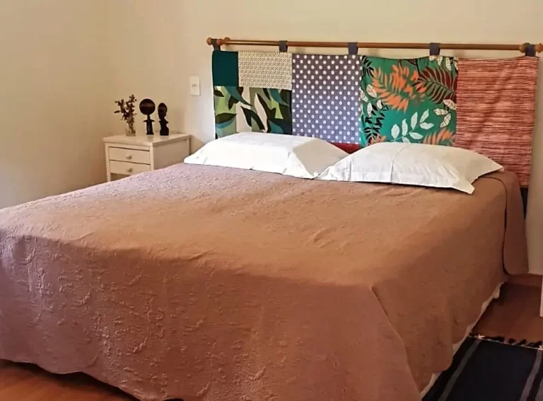 Quadros e painéis DIY feitos com sobras de papelão, madeira e tecidos