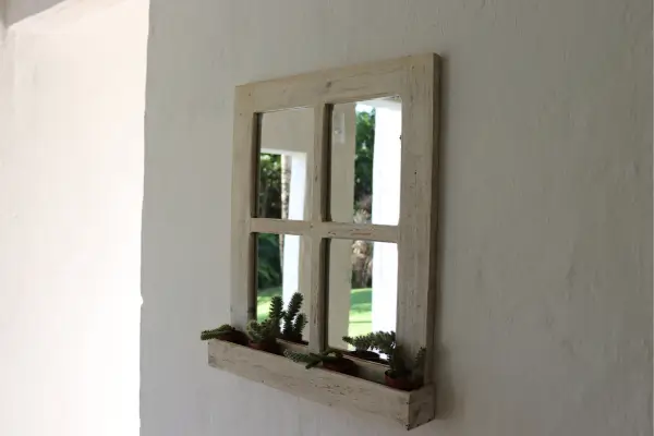 Espelhos e molduras criados com materiais simples e recicláveis