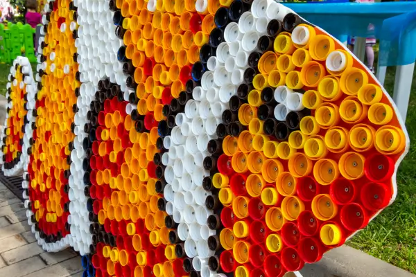 Crie Peças Decorativas Usando Tampinhas de Garrafa e Embalagens PET