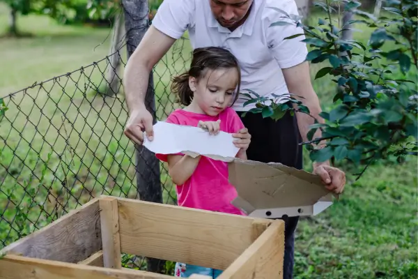 Reciclando Caixas de Papelão para Criar Canteiros de Horta