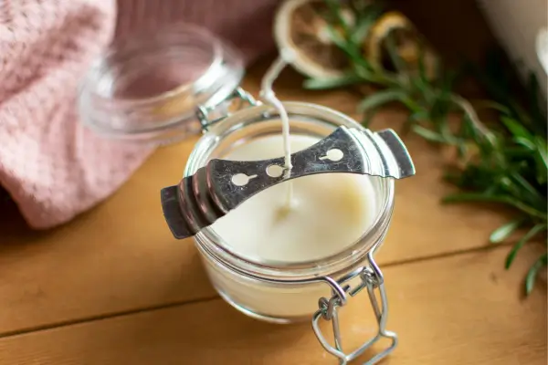 Velas decorativas feitas com potes de vidro reaproveitados