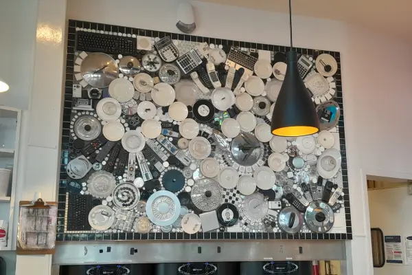 Painel Decorativo de Parede Upcycling com Resíduos Eletrônicos e o Que Você não Usa Mais